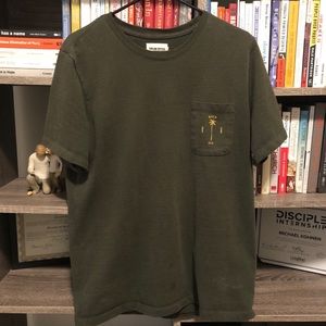 Taylor stitch pocket tee in green.